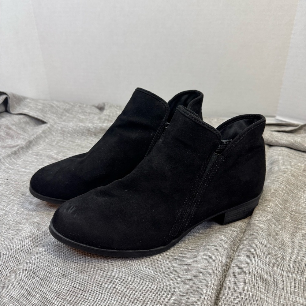 Sleek Black Ankle Booties with Minimalist Design - Picture 2 of 6